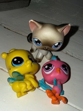 Little Pet Shops LPS Yellow Small Pets Figurine with Blue Eyes and Wings